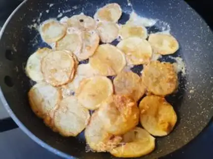 Make Salted egg and yellow potato chips step 4