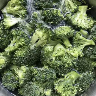 Make walnut oil and broccoli step 0