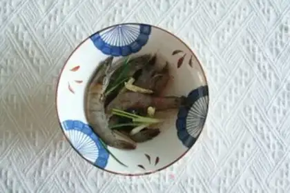 Make Garlic fan clams roast shrimp step 1