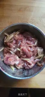 Make Beef, black wood, tomatoes step 0
