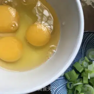 Make Scrambled eggs step 1