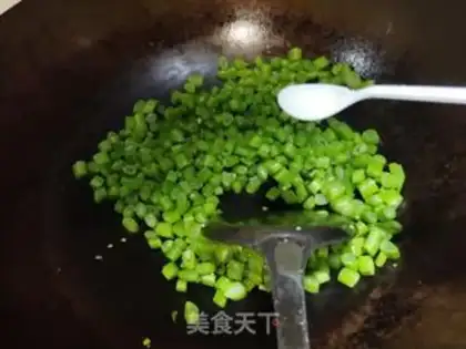 Make Four seasons of bean fried meat step 1