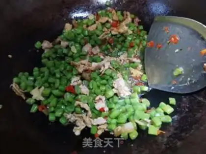 Make Four seasons of bean fried meat step 7