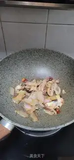 Make The carrots are fried with an artery step 1
