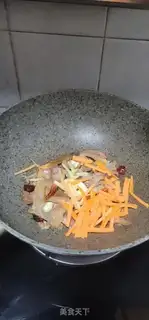 Make The carrots are fried with an artery step 2