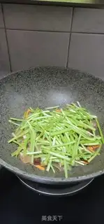 Make The carrots are fried with an artery step 3
