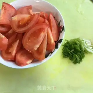 Make Tomato fried eggs step 1