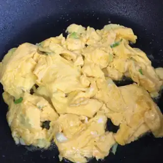 Make Tomato fried eggs step 4