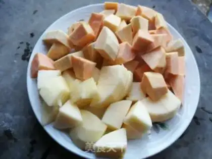 Make Red dates, sweet potatoes, apple soup step 0