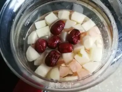 Make Red dates, sweet potatoes, apple soup step 1