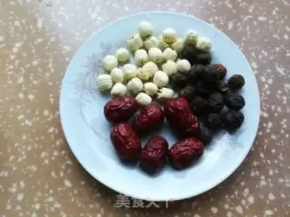Make A silver spoon with a red date and a silver spoon step 0