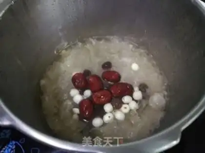 Make A silver spoon with a red date and a silver spoon step 2