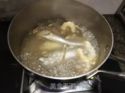 Make Water boiled with potatoes and egg skin step 10