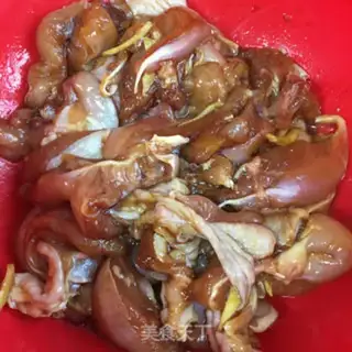 Make Scrambled pumpkin steamed chicken legs step 2