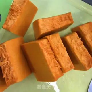 Make Scrambled pumpkin steamed chicken legs step 4