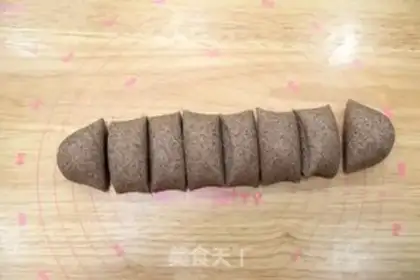 Make Black wheat cakes and meat clamps step 3