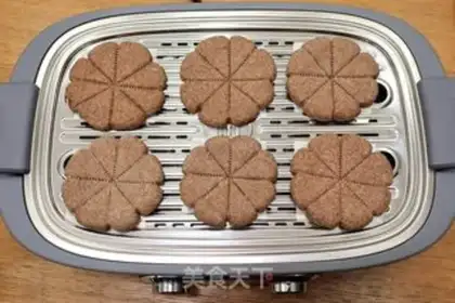 Make Black wheat cakes and meat clamps step 8