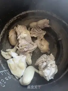 Make Ink fish dry mushroom chicken soup step 5