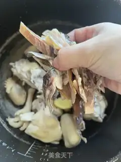 Make Ink fish dry mushroom chicken soup step 7