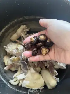 Make Ink fish dry mushroom chicken soup step 8