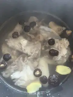 Make Ink fish dry mushroom chicken soup step 9