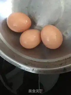 Make Oglywood dates boiled eggs step 1