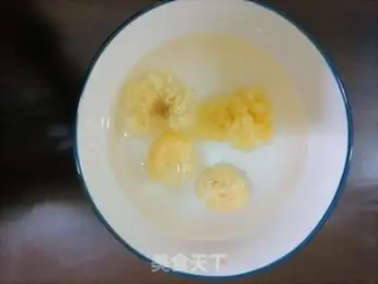 Make Three-colour rough rice stew silver ears step 0
