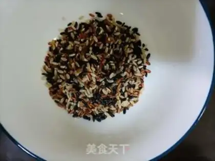 Make Three-colour rough rice stew silver ears step 1