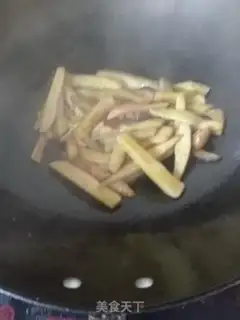 Make Celery fried abalone mushrooms step 4