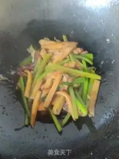 Make Celery fried abalone mushrooms step 10