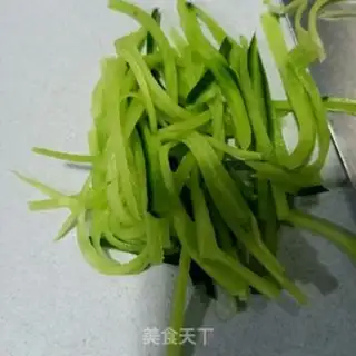 Make Three-coloured radish and fat pig rolls step 1