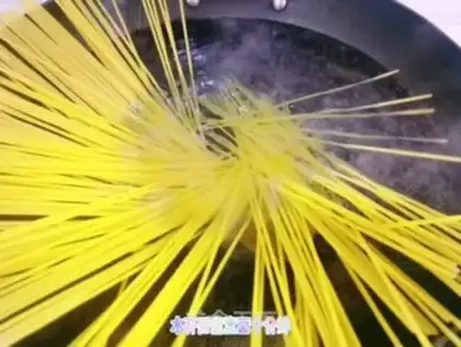 Make Tomato shrimp pasta step 1