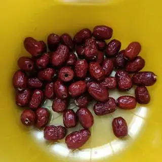 Make Red sugar steamed dates step 0