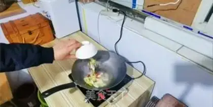 Make Home-cooked vegetables step 1