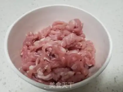 Make Peaches gravy noodles step 1