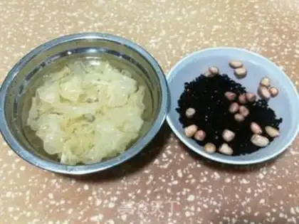 Make Peanuts with black rice and silver ears step 0