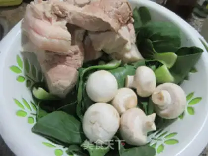 Make Mushroom greens and pork step 0