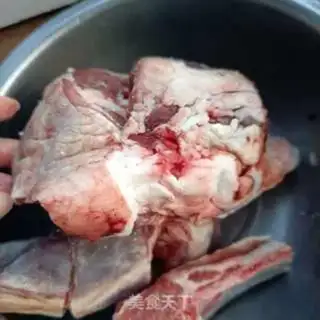 Make A radish lamb soup step 1