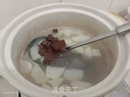 Make radish, red soup step 1