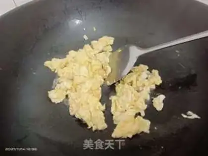 Make Tomato fried eggs step 1