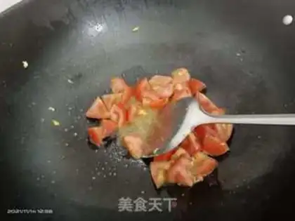 Make Tomato fried eggs step 2