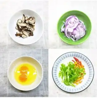 Make Pepper onion mushroom fried eggs step 0