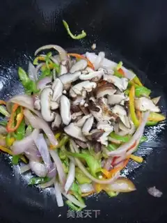 Make Pepper onion mushroom fried eggs step 7