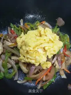 Make Pepper onion mushroom fried eggs step 8