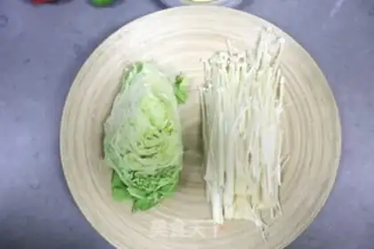 Make Mother-in-law mixed the cabbage with golden needle mushrooms step 0