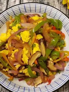 Make Pepper onion mushroom fried eggs step 10