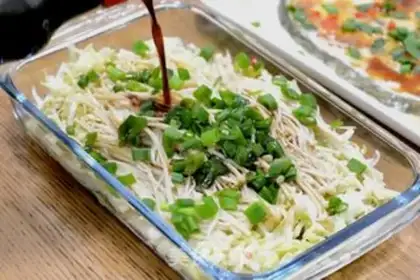 Make Mother-in-law mixed the cabbage with golden needle mushrooms step 4