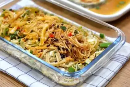 Make Mother-in-law mixed the cabbage with golden needle mushrooms step 6