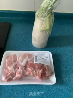 Make Japanese radish pigbone soup step 0
