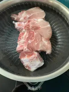 Make Japanese radish pigbone soup step 1